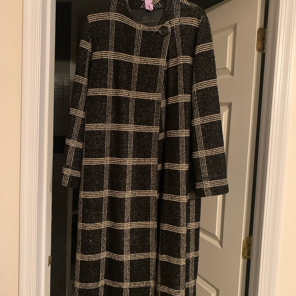 This 3/4 length Vintage twill feel coat is used but looks and feels NEW!